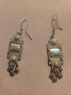 Vintage Zilverkleurige Oorbellen met Groene Accenten, Ophalen of Verzenden, Met edelsteen, Zilver, Zilver