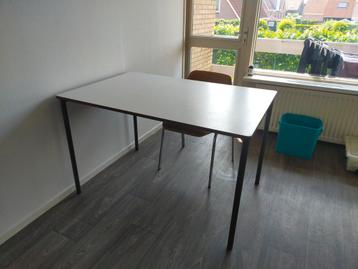 Gebruikte schooltafel, gratis ophalen in Westkapelle 