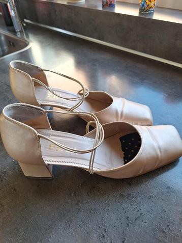 Trouwschoenen licht goud maat 39 beschikbaar voor biedingen