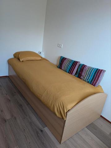 Hout bed 220 bij 90 (inclusief beddengoed) beschikbaar voor biedingen