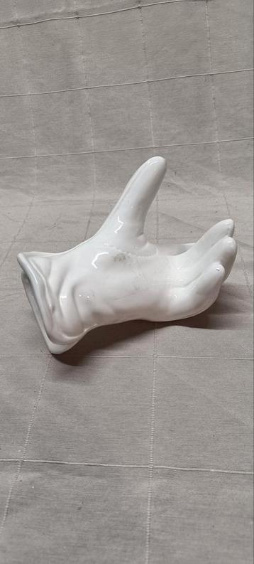 Witte Keramieken Handschoen Decoratie beschikbaar voor biedingen