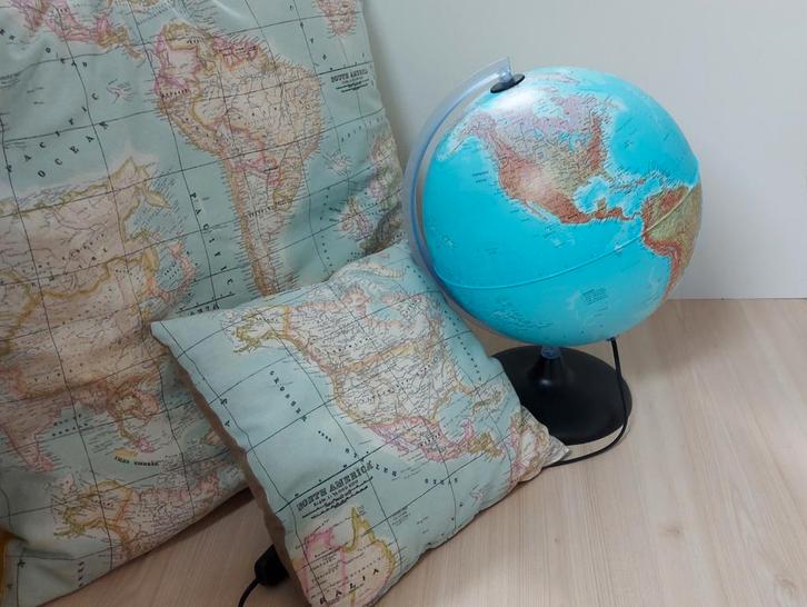 Wereldbol met Kussens - Wereldkaart Design, Huis en Inrichting, Woonaccessoires | Wereldbollen, Zo goed als nieuw, Verlicht, Ophalen of Verzenden