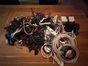 grote set kabels (A/V/IT) beschikbaar voor biedingen