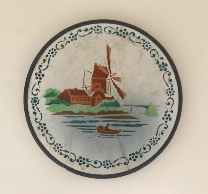 Franse brocante aardewerk onderzetter met vernikkelde rand, Huis en Inrichting, Woonaccessoires | Onderzetters, Zo goed als nieuw