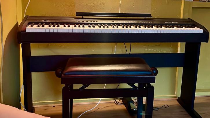 Orla Stage Piano + onderstel, pedaal, pianokruk, Muziek en Instrumenten, Piano's, Zo goed als nieuw, Piano, Zwart, Digitaal, Ophalen