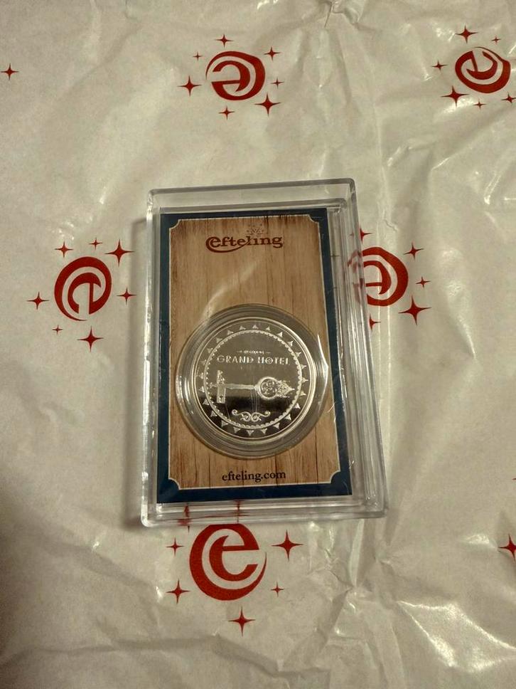 Efteling Grand Hotel Verzamelmunt, Verzamelen, Speldjes, Pins en Buttons, Nieuw, Button, Overige onderwerpen, Ophalen of Verzenden