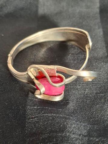 Bijoux armband met steen.  beschikbaar voor biedingen