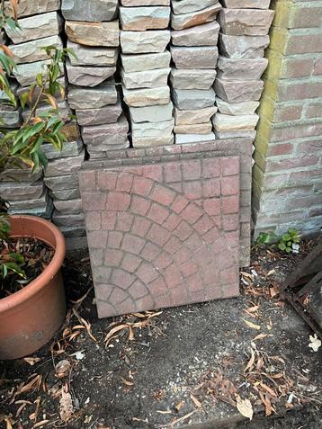 2x Rode tegel 50 x 50 cm beschikbaar voor biedingen