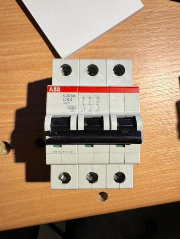 Abb schakelmateriaal beschikbaar voor biedingen