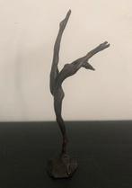 Turnen / Ballet : Brons beeldje vrouw ( Ammerlaan ?), Antiek en Kunst, Ophalen of Verzenden, Brons