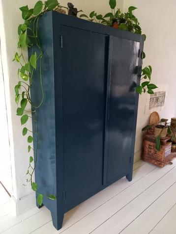 kast met legplanken beschikbaar voor biedingen