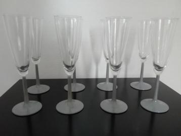 Franse Champagne Flûte op grijze steel en voet beschikbaar voor biedingen
