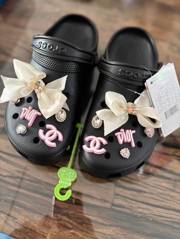 Nieuwe crocs maat 39/40 met jibbits beschikbaar voor biedingen