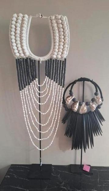 Grote zwart witte schelpenketting op voet vakkenkast chique  beschikbaar voor biedingen