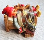 Beeldje Kabouter met beer in ledikant ( Candy Designs Norway, Verzamelen, Beelden en Beeldjes, Ophalen of Verzenden, Zo goed als nieuw