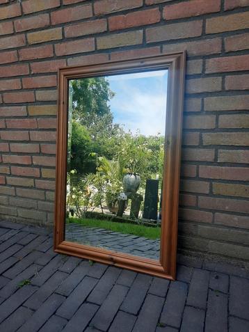Spiegel met houten frame beschikbaar voor biedingen