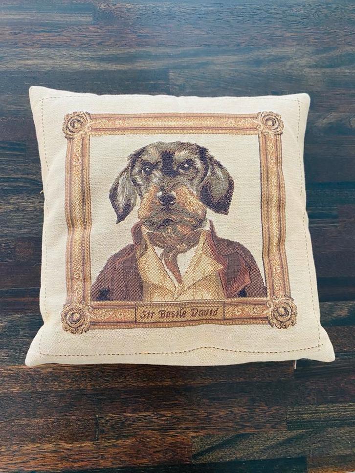 Kussen Sir Basil Davis teckel, Huis en Inrichting, Woonaccessoires | Kussens, Gebruikt, Beige, Vierkant, Ophalen