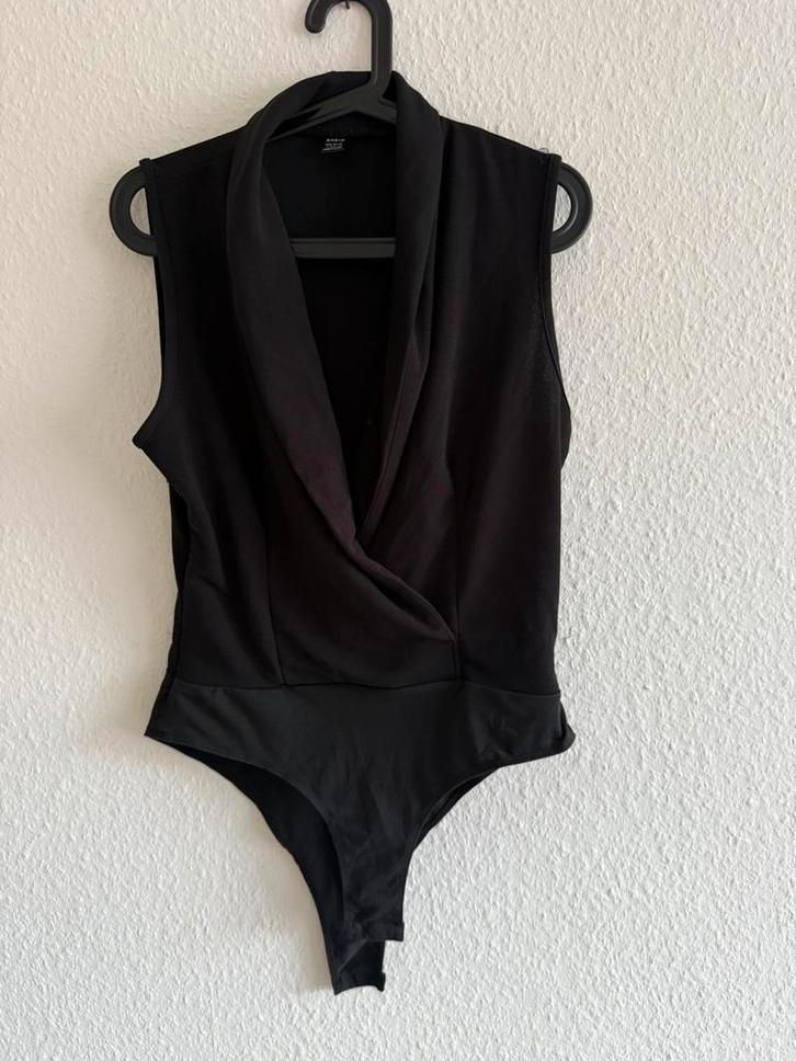 Zwarte body met diepe V-hals van SHEIN, maat L, Kleding | Dames, Tops, Zo goed als nieuw, Maat 42/44 (L), Zwart, Zonder mouw, Ophalen of Verzenden