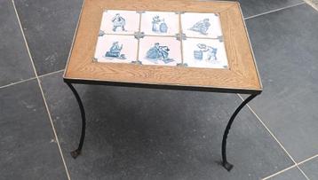 Vintage tafeltje met 6 Delfts blauwe tegeltjes,retro stukje  beschikbaar voor biedingen