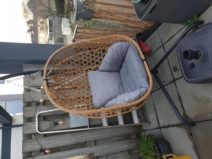 Leuke hangstoel met kussen - z.g.a.n., Tuin en Terras, Tuinstoelen, Zo goed als nieuw, Rotan, Ophalen