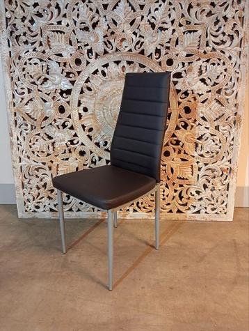 Nieuwe set van 4 design lichtgewicht stoelen nu €110 beschikbaar voor biedingen