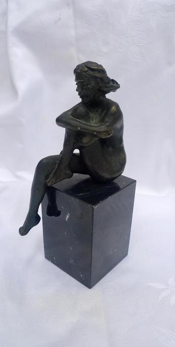 Bronzen naakte dame op marmeren sokkel beschikbaar voor biedingen
