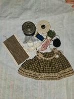 Antieke klossen met band en jurkje voor poppen of beren., Verzamelen, Ophalen of Verzenden, Nieuw, Kleertjes