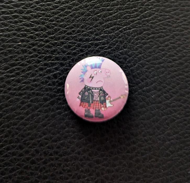 Punk Peppa Pig Varken - 25 mm Button/Speld/Pin - Roze, Verzamelen, Poppetjes en Figuurtjes, Nieuw, Ophalen of Verzenden