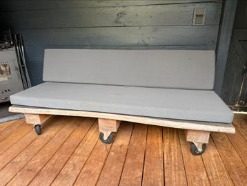 Tuinbank met kussens beschikbaar voor biedingen