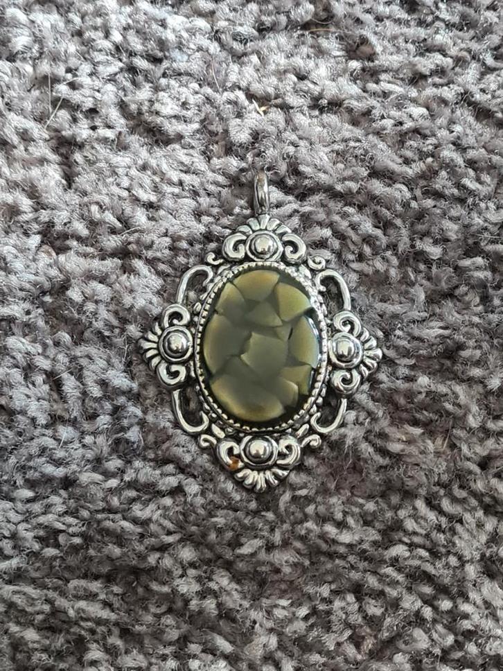 Nieuw Zilverkleur kettinghanger met steen Groen, Sieraden, Tassen en Uiterlijk, Kettinghangers, Nieuw, Overige materialen, Groen