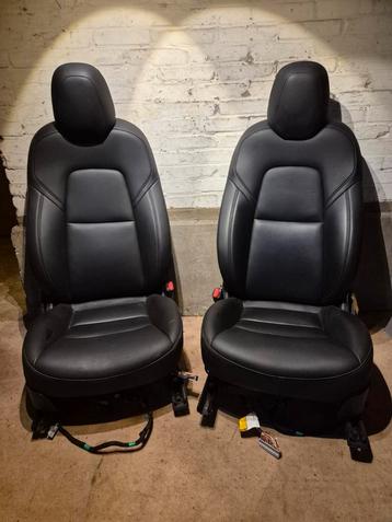 Tesla Model 3 zwart lederen interieur.  beschikbaar voor biedingen