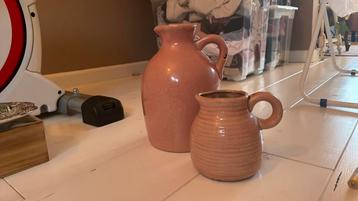 Roze vazen beschikbaar voor biedingen