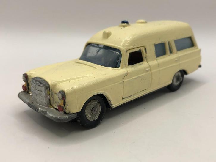 Matchbox Lesney K-6 Mercedes Benz Ambulance REPAINT - M5, Hobby en Vrije tijd, Modelauto's | 1:43, Gebruikt, Auto, Matchbox, Ophalen of Verzenden