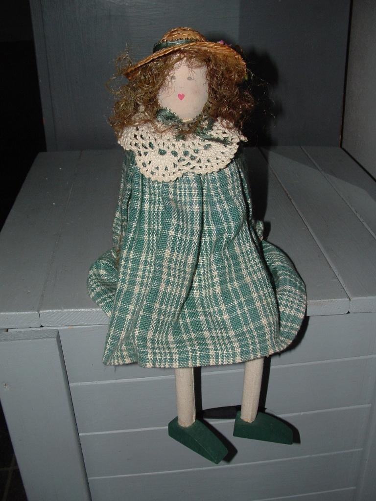 Pop zitpopje vensterpop, vintage zittend poppetje decoratie, Verzamelen, Poppen, Ophalen of Verzenden, Gebruikt, Pop