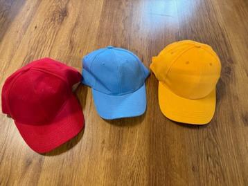 Drie nieuwe verstelbare petten beschikbaar voor biedingen