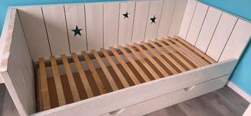 Steigerhouten Bed met Extra Matraslade beschikbaar voor biedingen