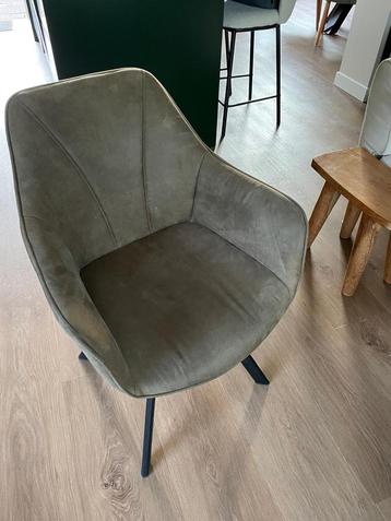 Twee groene eetkamerstoelen beschikbaar voor biedingen