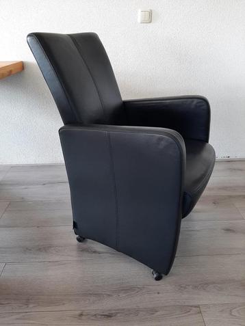 6 zwart leren luxe eettafelstoelen op wieltjes beschikbaar voor biedingen