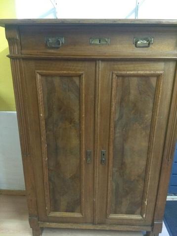 oude meidenkast, origineel, en oud, teakkleur, opknapper!! beschikbaar voor biedingen