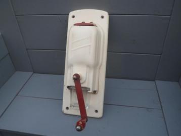 Wandkoffiemolen KOFFIEMOLEN crème rood met wandbevestiging beschikbaar voor biedingen
