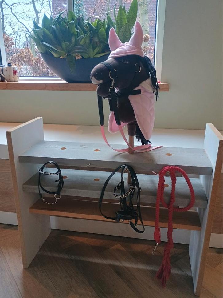 Mooi donkerbruin hobby Horse met verschillende toebehoren, Kinderen en Baby's, Speelgoed | Hobbelfiguren, Ophalen of Verzenden