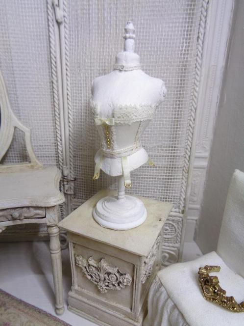 Buste met jarretels . Poppenhuis 1:12 (fotonr br84)*, Verzamelen, Poppenhuizen en Toebehoren, Nieuw, Poppenhuis, Ophalen of Verzenden