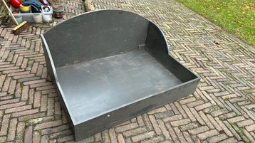 Hondenmand beschikbaar voor biedingen