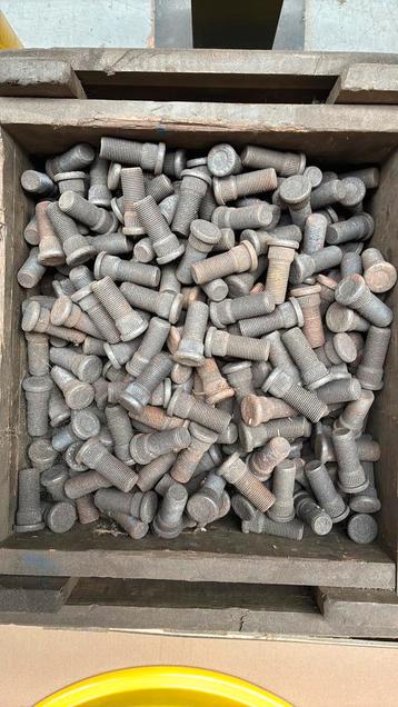 Trekbouten wielbouten naaf bouten m18x1.5 met moer beschikbaar voor biedingen
