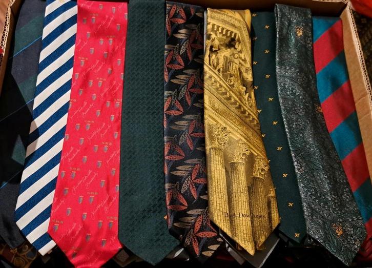 Verzameling met bedrijfslogo stropdassen 200+ stuks A86 doos, Verzamelen, Merken en Reclamevoorwerpen, Zo goed als nieuw, Gebruiksvoorwerp