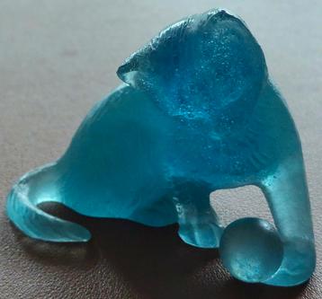 Kat met bal Daum France blauw persglas plastiekje  beschikbaar voor biedingen