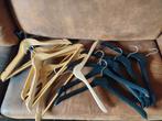 Kapstokken: 8x Hout, 5x Breed Plastic + 1 Losse, Kleding | Dames, Kledinghangers, Ophalen of Verzenden, Gebruikt, Hout, Volwassenen