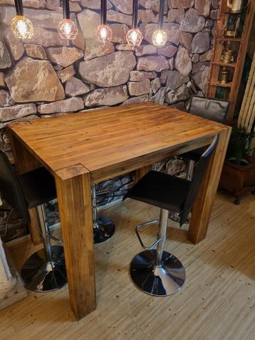 Fraaie, degelijke tafel + 4 passende hoge stoelen / krukken beschikbaar voor biedingen