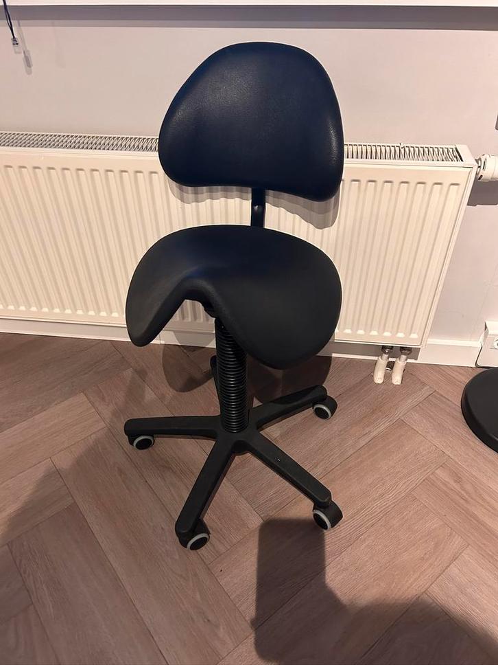 Ergonomische zadelkruk / werkstoel – zwart leer, Huis en Inrichting, Bureaustoelen, Zo goed als nieuw, Bureaukruk, Zwart, Ergonomisch