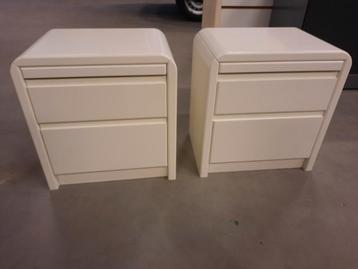 2 witte nachtkastjes  beschikbaar voor biedingen